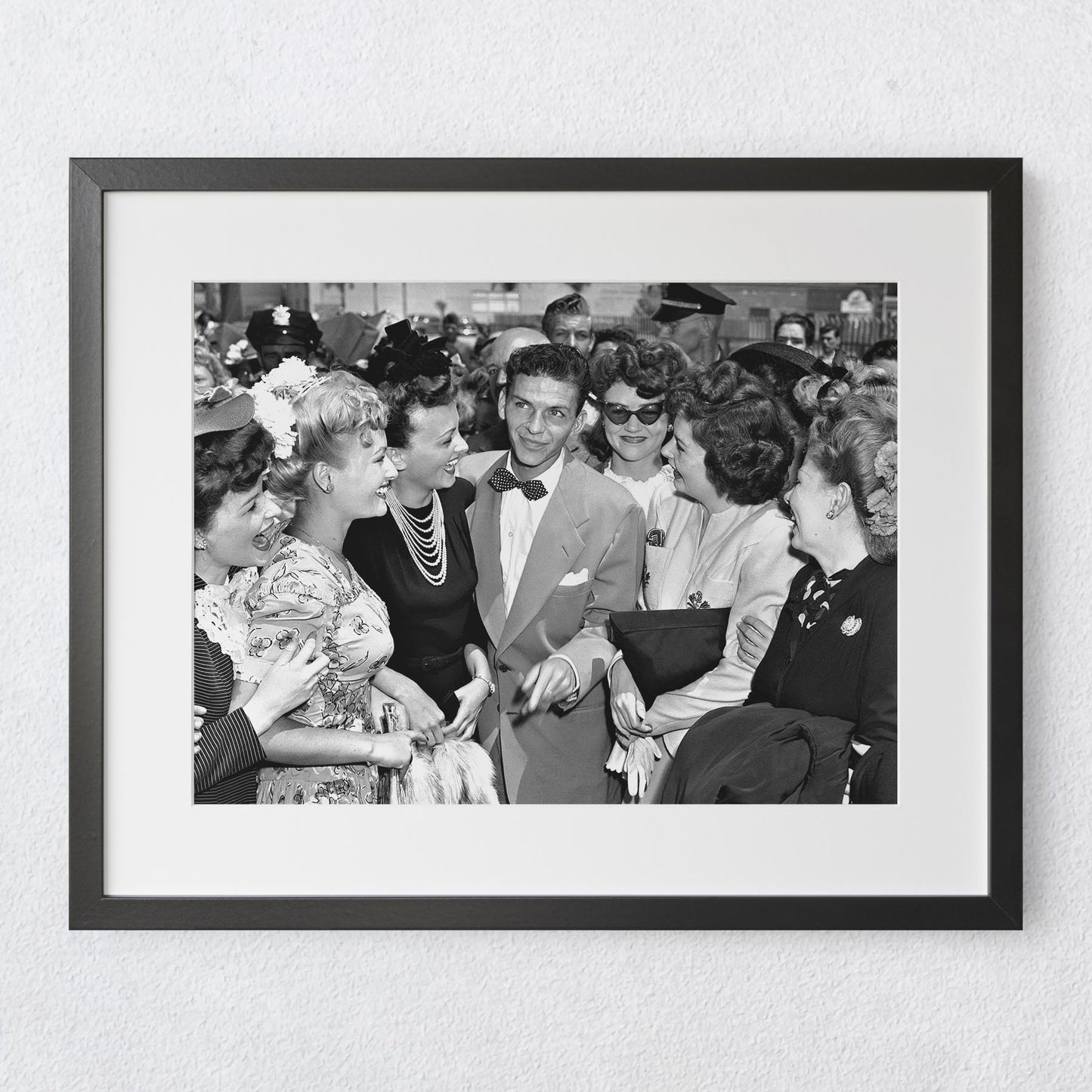 Frank Sinatra surrounded by ladies, 1943